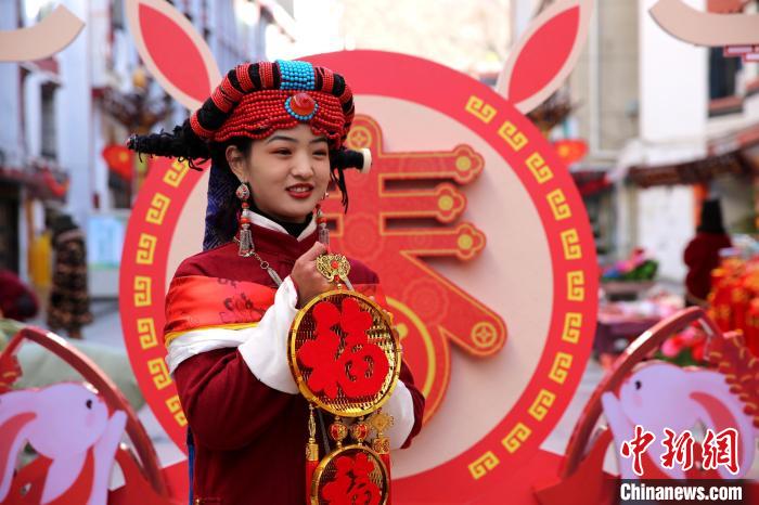 身着嘉绒藏族服饰的丹巴女孩送祝福。　吉静 摄