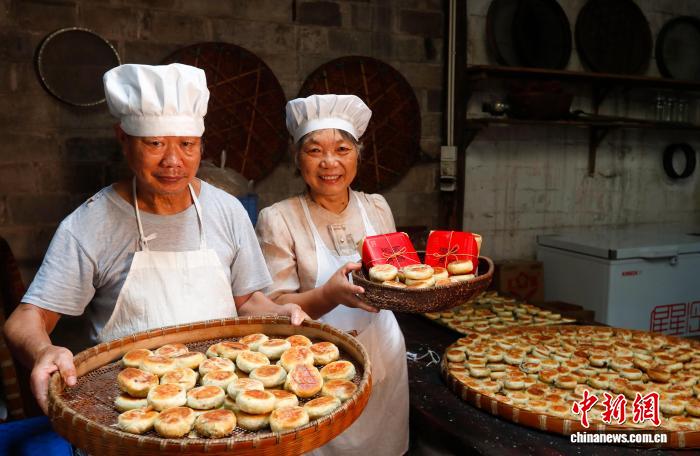 安徽休宁:古法手工“徽式麻仁月饼”香飘中秋