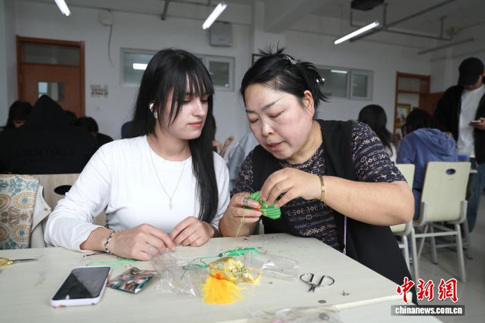 青海西宁：留学生制作香包感受中国文化