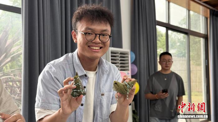 在川台胞台青包粽子缝香囊共迎端午佳节