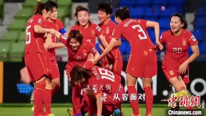 金曲串烧《铿锵玫瑰》，展现中国女足夺得亚洲杯冠军的“高光时刻”。　节目截图 摄