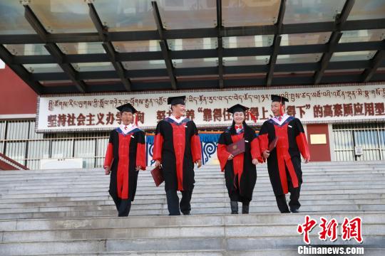 图为毕业的西藏大学首批博士毕业生(资料图)。　西藏自治区教育厅 摄