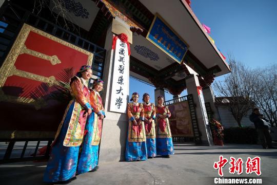 图为12月28日，作为世界唯一单独设置的藏医药高等学校，西藏藏医学院正式更名为西藏藏医药大学。　何蓬磊 摄