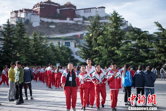 图为2018年6月，全国高考期间，西藏学子步入考场(资料图)。　何蓬磊 摄