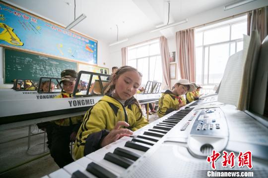 图为拉萨市当雄县龙仁乡中心小学学生正在学习电子琴(资料图)。　何蓬磊 摄
