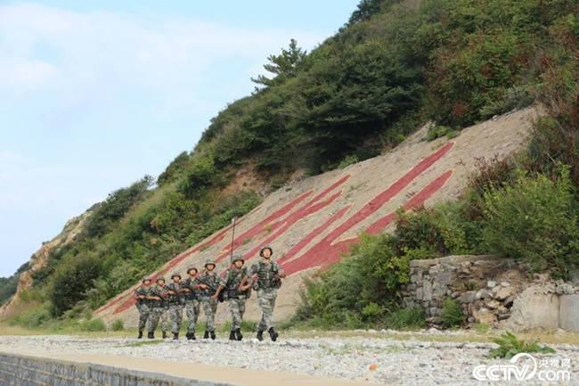 央视网消息（记者 李文学）渤海深处，有一个无居民、无淡水、无耕地、无航班的“四无”小岛——大竹山岛，是锁钥京津的“铁门闩”。新时代的守岛人，不断弘扬“老海岛精神”，用忠诚熔铸海岛魂，用精武托举强军梦。