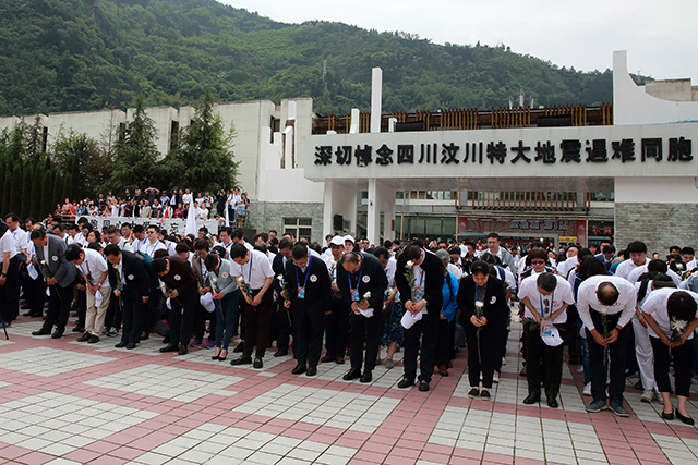 1、“同心·共铸中国心”志愿者悼念汶川特大地震遇难同胞。.JPG