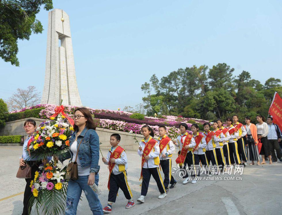 福州：烈士陵园祭扫英烈 英雄事迹代代相传