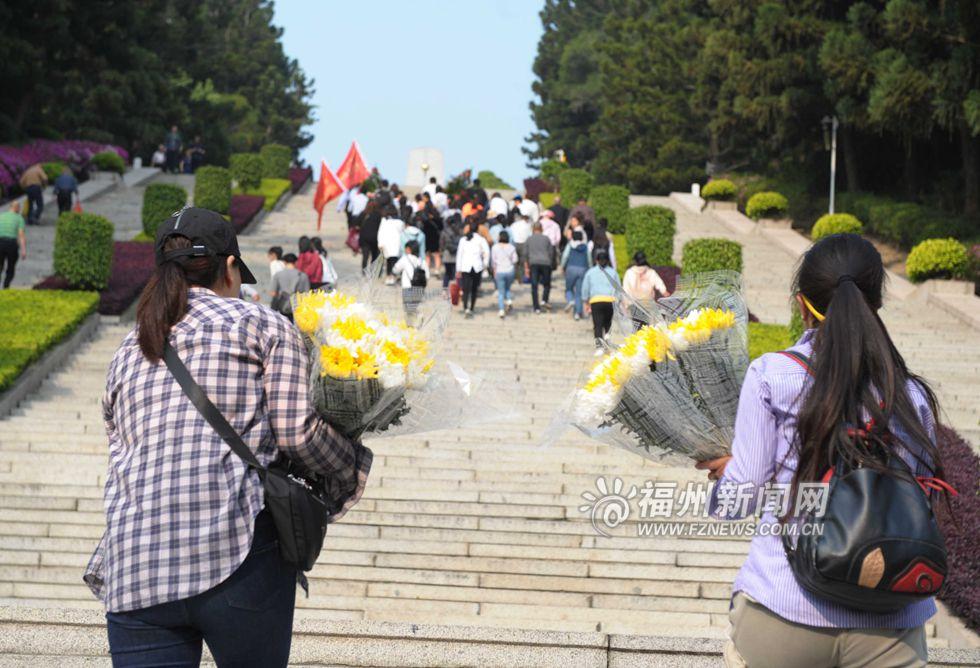 福州：烈士陵园祭扫英烈 英雄事迹代代相传