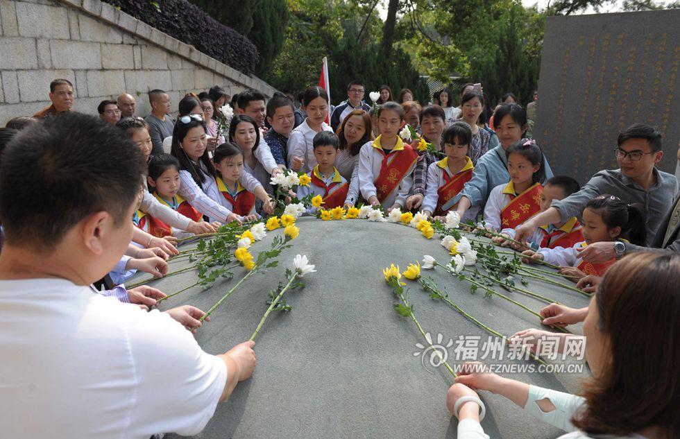 福州：烈士陵园祭扫英烈 英雄事迹代代相传