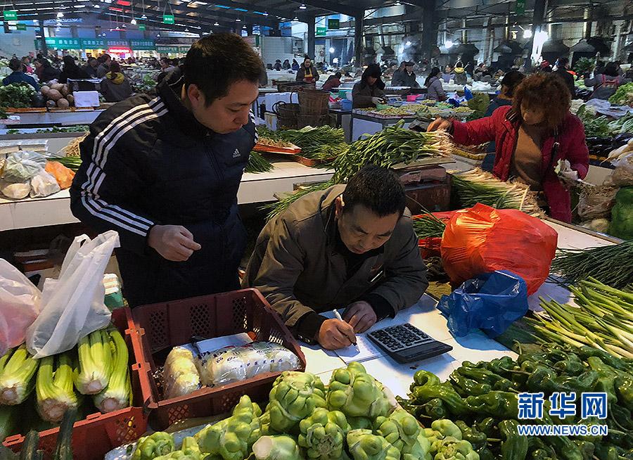 1月3日，重庆南川区北固中学食堂工作人员在农贸市场购买蔬菜。据介绍，学校的米、面、油等大宗物品实施定点采购。新华网赵紫东 摄