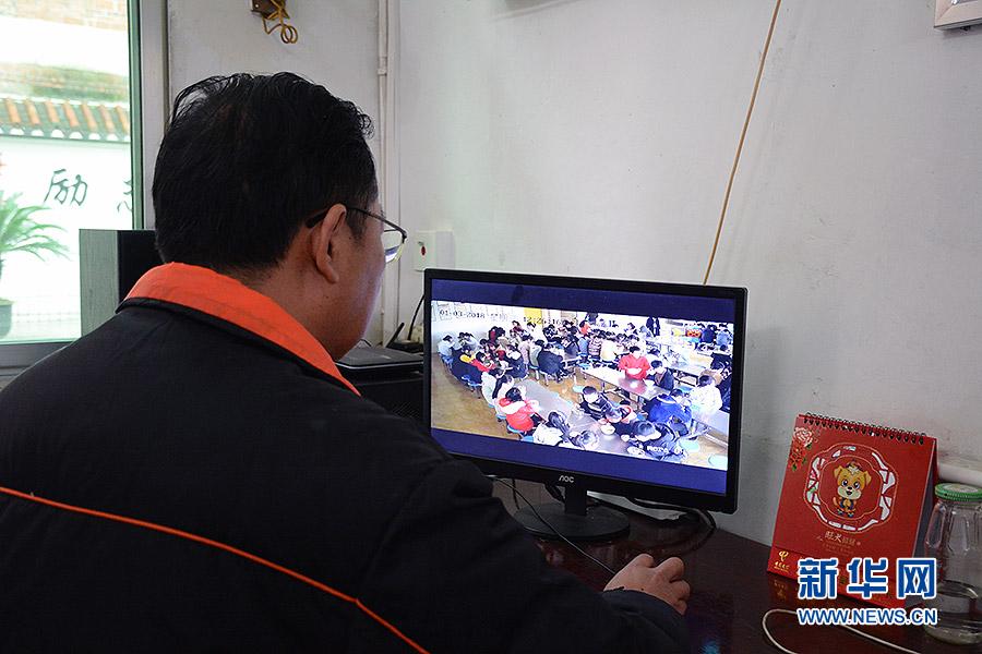 1月3日，重庆南川区教委工作人员登录远程视频平台对北固中学学生就餐情况进行检查。新华网赵紫东 摄