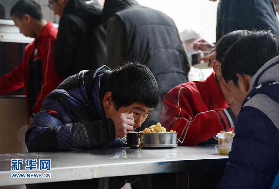 1月3日，重庆南川区北固中学学生在食堂吃饭。近年来，南川积极实施农村义务教育学生营养改善计划，去年有1万多名学生在校吃上营养全面的午餐。新华网赵紫东 摄