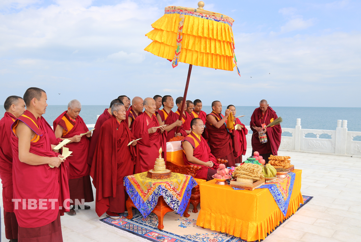班禅大师在青海湖边的祭湖台前诵经祈祷。摄影： 噶哇扎西.jpg