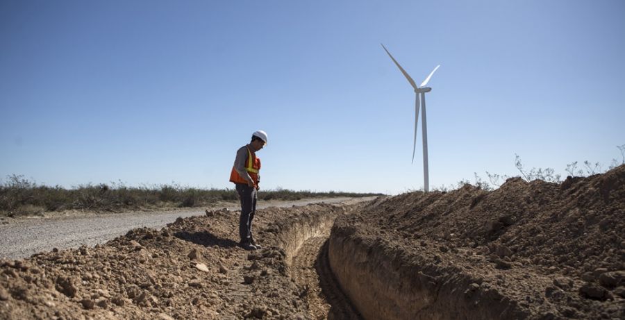 这是3月26日在阿根廷丘布特省拍摄的正在建设中的罗马布兰卡风电项目。新华社发 马丁·萨巴拉 摄