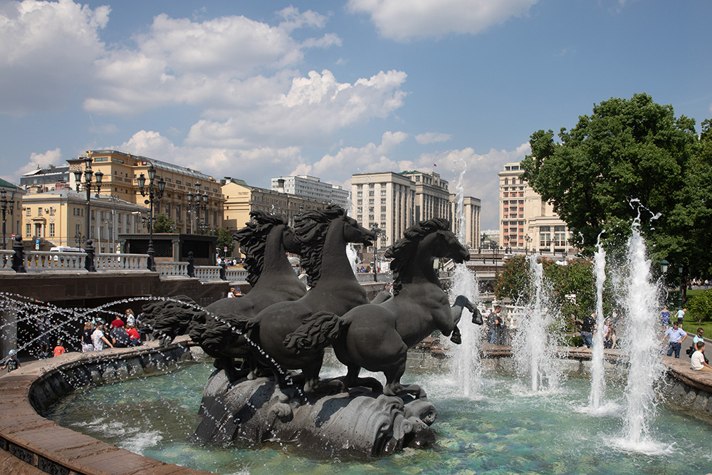 这是5月28日在俄罗斯首都莫斯科拍摄的喷泉。新华社记者 白雪骐 摄