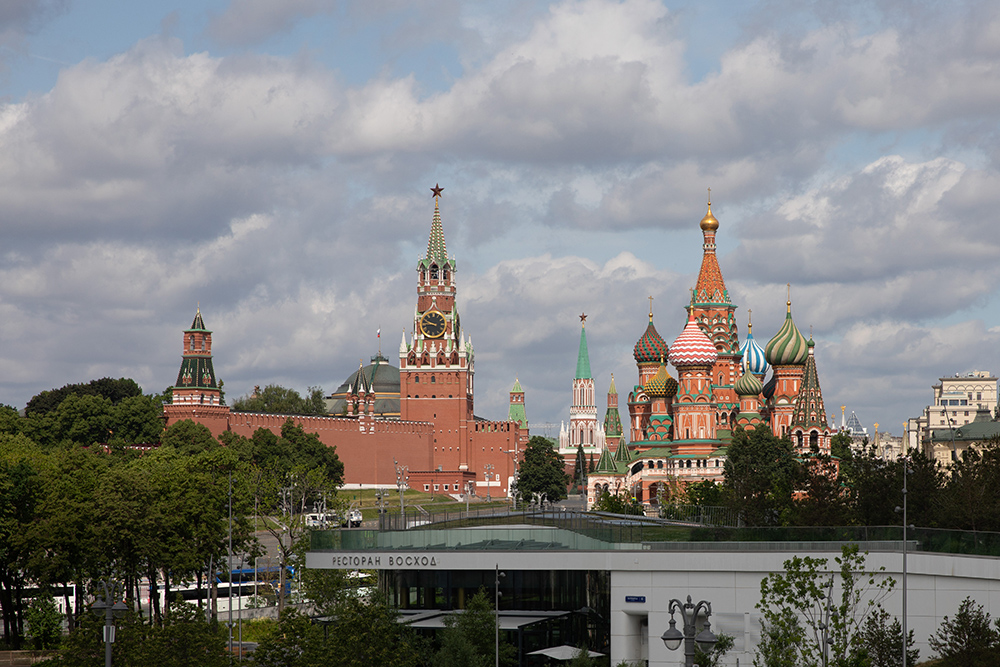 这是6月3日在俄罗斯首都莫斯科拍摄的克里姆林宫和圣瓦西里教堂。新华社记者 白雪骐 摄