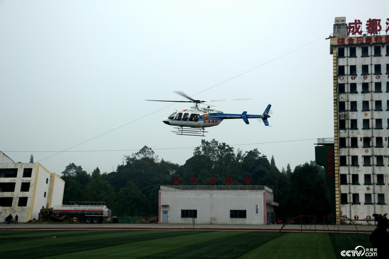 “飞豹”轻型救援队抵达“地震”现场