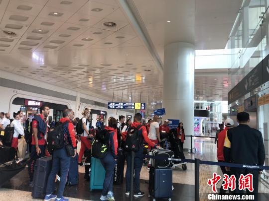 武汉军运会外国代表团入境机场展厅体验5G应用