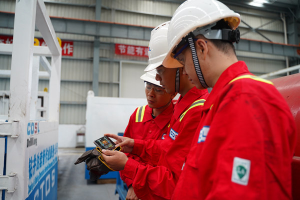 中央企业广大干部职工及时收听收看两会 同心