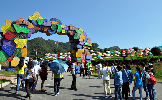 湄潭县茶旅一体助农增收。图为湄潭“七彩部落”景区 瞿欣含摄_副本.jpg