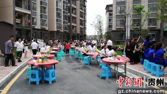 乌当区“感党恩听党话跟党走”暨易地扶贫搬迁“共筑行动”启动仪式长桌宴布置现场。