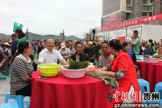 息烽县领导群众共度2019年端午节。