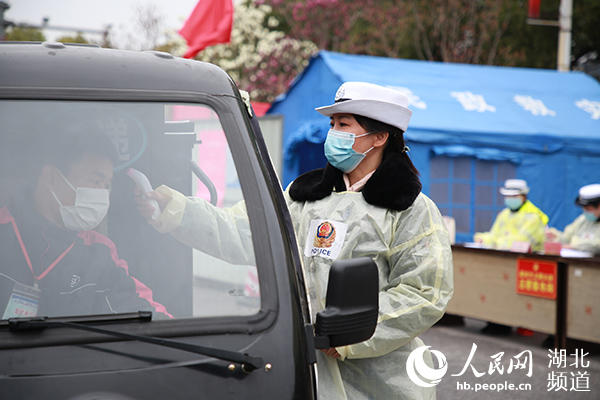 一线抗疫群英谱：湖北女民警辅警战地别样“红”