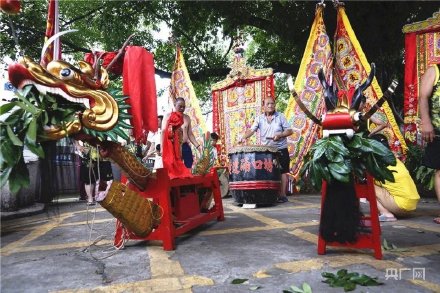 场面震撼！中国龙舟之乡顺德举行起龙仪式