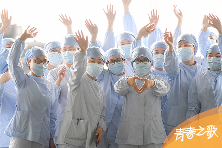 2020年3月23日，武汉市第一医院一些医护人员在武汉天河机场为广东第14批援鄂医疗队送行。