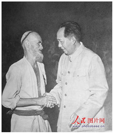 1958年，毛泽东和维吾尔族老人库尔班·吐鲁木亲切握手。