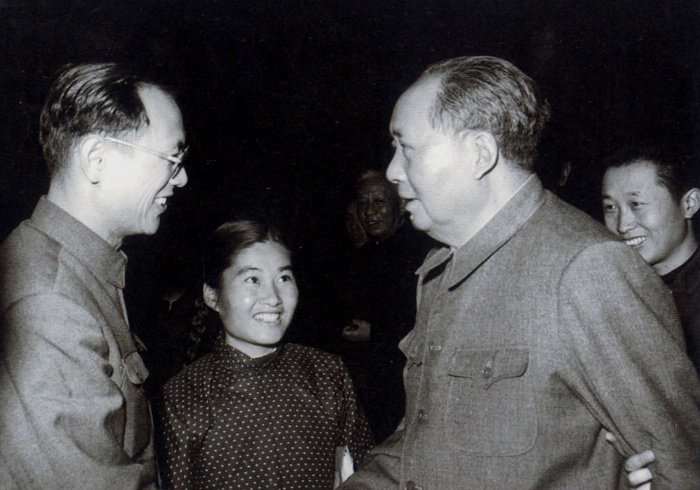 1965年，毛主席在北京与生物化学家彭加木亲切握手交谈。摄影：钱嗣杰
