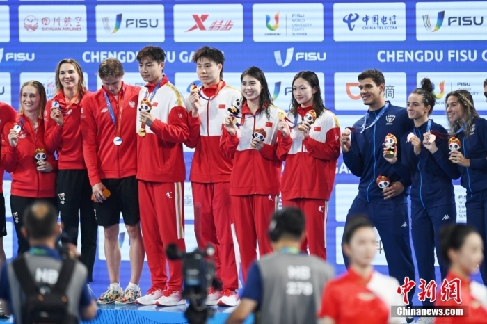中国队运动员在冠军领奖台上。<a target='_blank' href='/'><p  align=