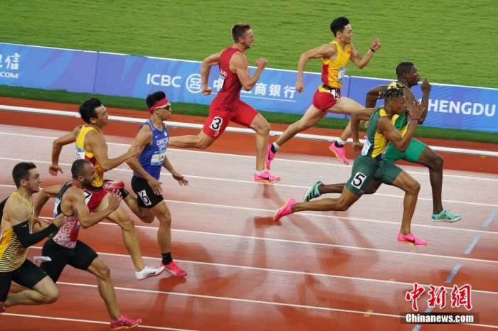 8月2日，第31届世界大学生夏季运动会男子100米决赛在四川成都举行，牙买加选手GOLDSON Kadrian dwayne(右一)以10秒04夺得男子百米冠军。<a target='_blank' href='/'><p  align=