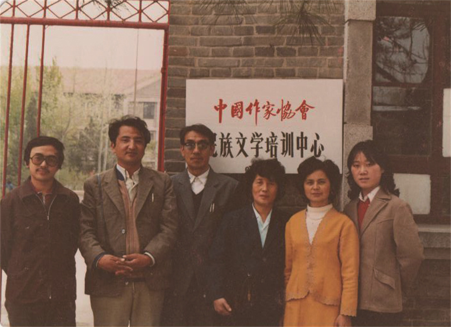 在民族文学杂志社任职期间，吉米平阶（左一）和同事合影�?.jpg